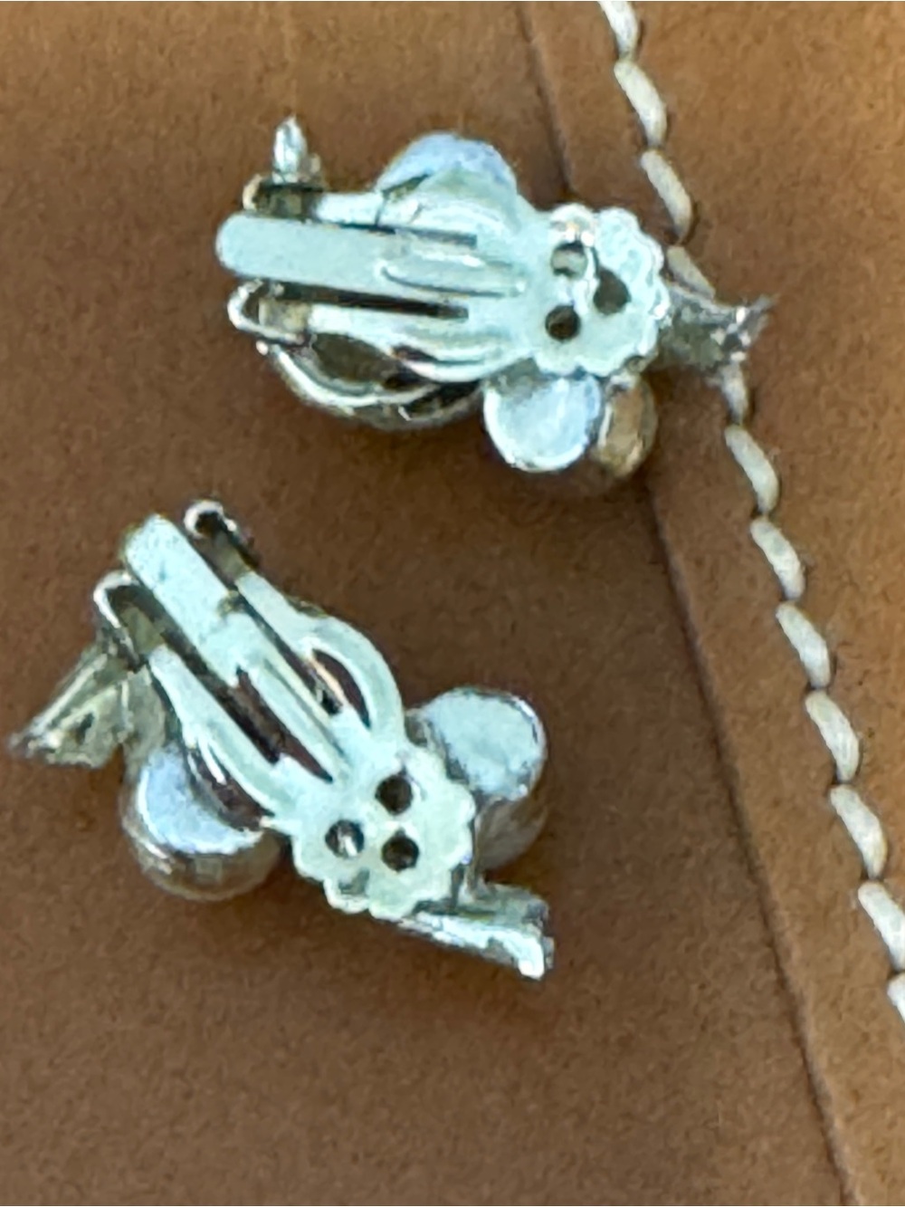Vintage 1960s Pearl/Gold tone Clip Earrings - Picture 3 of 3